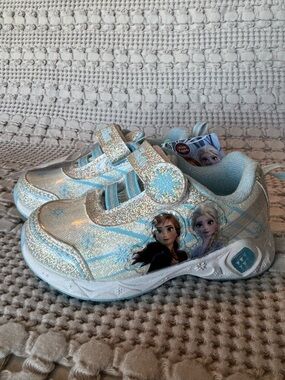 Disney Frozen Light-Up Sneakers Elsa & Anna Silver Blue Toddler Size 6C NWT